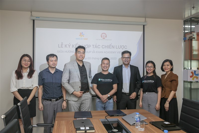 Lễ ký kết chiến lược giữa Hương Việt Group và Khan Academy Vietnam